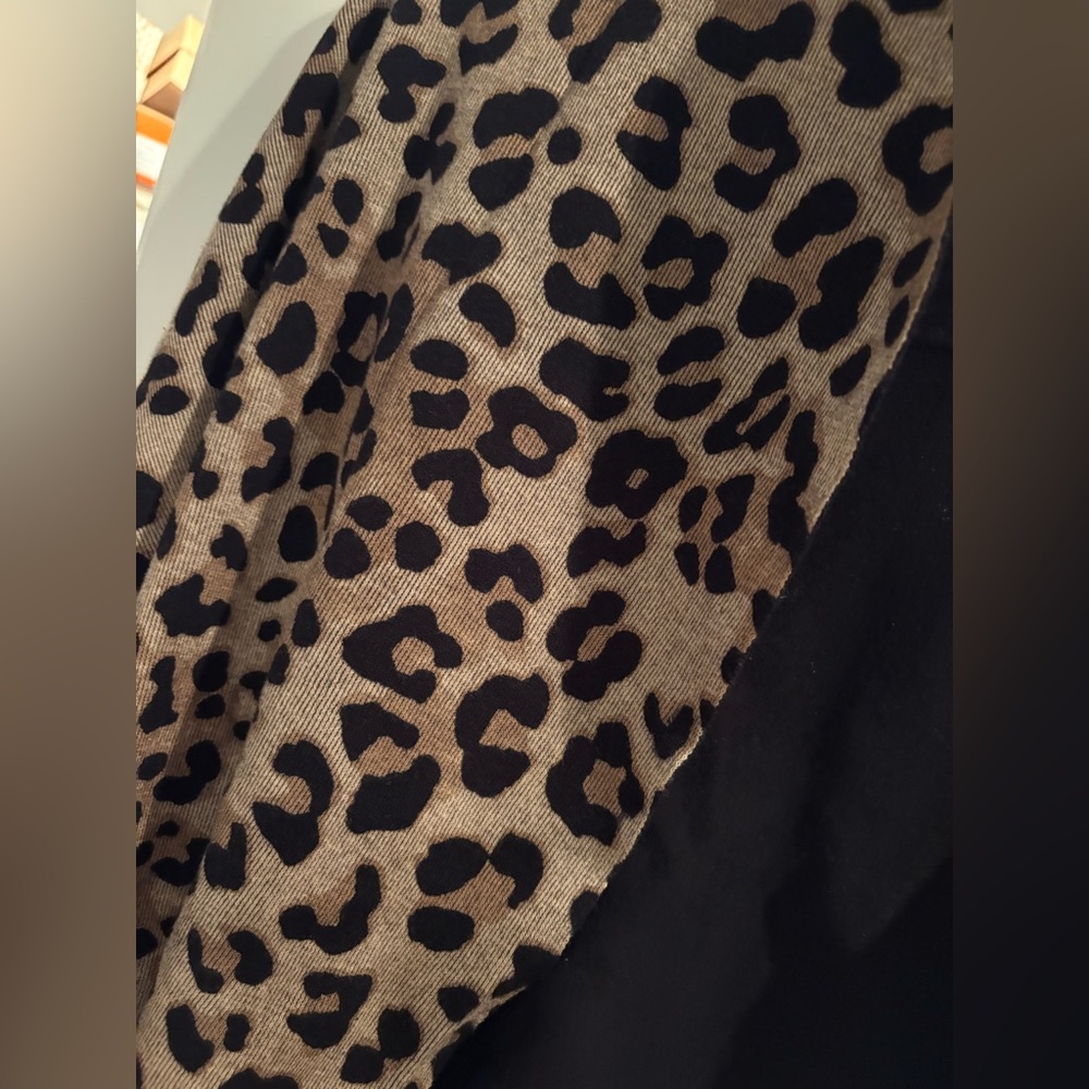 Chico’s Animal Print Reversible Travel Wrap Rauna with travel bag. - Picture 6 of 10